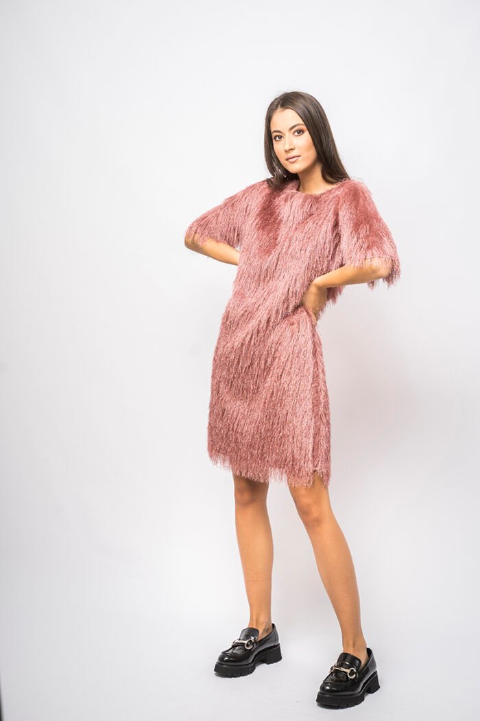 Authentic pink dress with fluttering fringes for the perfect party look.