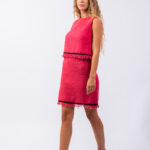 Devojka nosi roze set od topa i suknje.