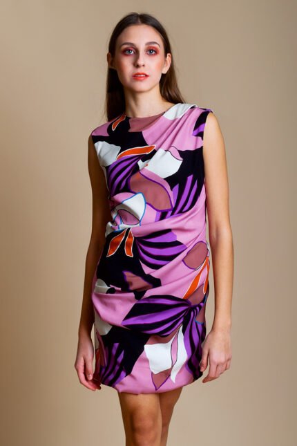 The girl wears a short sleeveless ANTEA floral print silk dress.