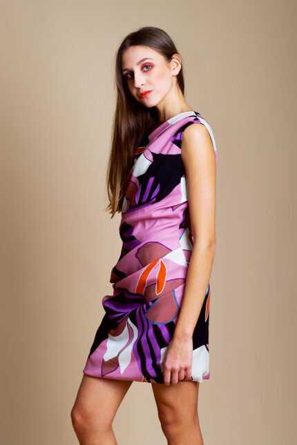 The girl wears a short sleeveless ANTEA floral print silk dress.