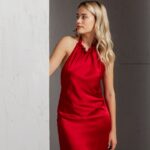 Plava devojka nosi dugu SIENA haljinu od tamno-crvene saten svile.