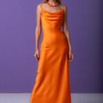 Plava devojka, duga naradžasta haljina, ljubičasta pozadina