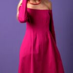 Plava devojka, pink haljina, ljubičasta pozadina, ogrlica