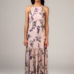 Duga haljina HELENA nežno roze boje sa cvetnim printom u ljubičastim i zelenim tonovima, visokim okovratnikom i lepršavim krojem sa blago nabranim donjim delom.