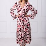 Roze midi haljina sa cvetnim dezenom, V izrezom i ležernim 3/4 rukavima.