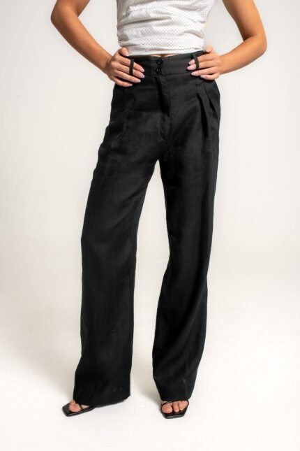 The girl wears black linen wide leg pants.