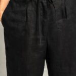 Crne široke lanene pantalone sa elastičnim pojasom i učkurom za vezivanje.