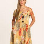 Žuta haljina sa kratkim rukavima i otvorenim ramenima, ukrašena živopisnim crvenim, sivim i mornarsko-plavim printom sa floralnim i geometrijskim motivima.