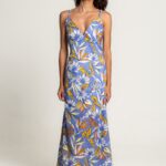 Duga haljina na bretele sa V-izrezom, u plavoj boji sa upečatljivim floralnim printom u narandžastim, belim i žutim tonovima.
