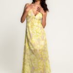 Dugačka, lagana haljina na bretele sa V-izrezom, u žutoj boji floralnim printom.