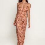 Braon šarena maxi haljina sa tankim bretelama, V-izrezom i elegantnim, pripijenim krojem. Lagani materijal sa upečatljivim apstraktnim uzorkom u toplim nijansama braon, bež i narandžaste.