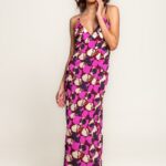 Ljubičasta cvetna maxi haljina sa tankim bretelama, V-izrezom i lepršavim krojem.
