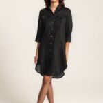 Crna košulja-haljina LINA od lana sa zlatnim dugmićima i podesivim rukavima.