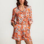 Minja narandžasti cvetni šorts – lagani letnji ženski šorts sa upečatljivim cvetnim printom, savršen za ležerne i elegantne kombinacije.