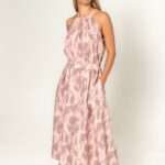 Sabrina haljina u nežno roze boji sa apstraktnim printom, lepršavog kroja i tankih bretela, idealna za letnje kombinacije.