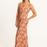 STELLA haljina dugog kroja sa tankim bretelama, u toplim nijansama braon i narandžaste sa apstraktnim uzorkom, savršena za elegantne letnje kombinacije.