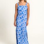 Ženska duga STELLA haljina sa tankim bretelama u plavo-beloj kombinaciji sa printom listova. Haljina ima četvrtasti izrez i ležeran kroj, idealna za letnje dane.