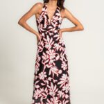 Duga, lepršava haljina TOSKA sa crno-belo-crvenim cvetnim dezenom.