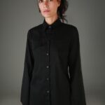 Žena nosi crnu košulju.