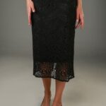 Midi uska suknja od crne čipke.