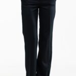 Devojka nosi crne uske pantalone REBECCA.