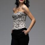 Devojka nosi dezenirani VANJA korset sa zlatnim štrasom.