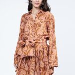 AMELIE haljina u braon-pink dezenu, slikana spreda.