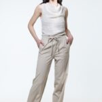 COLETTE pantalone u bež boji, prikazane spreda.