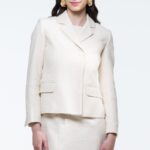 GIGI strukirani blejzer izrađen od pamučnog buklea ekru boje, slikan spreda.