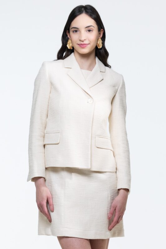 GIGI fitted blazer made of ecru cotton bouclé, photographed from the front.