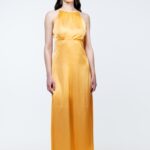 HELENA haljina od žutog satena, slikana spreda.