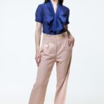 MINEA pantalone u boji kajsije, prikazane spreda.