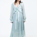 Tirkizna lepršava haljina MIONA, slikana spreda.