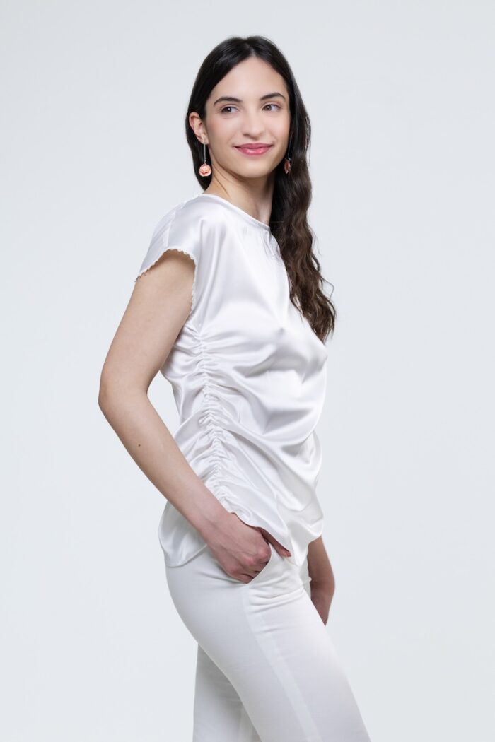 NATASHA bluza od belog satena, slikana spreda.