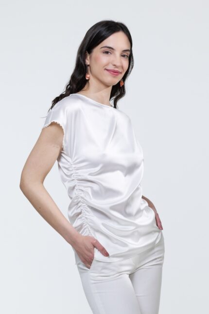 NATASHA bluza od belog satena, slikana spreda.