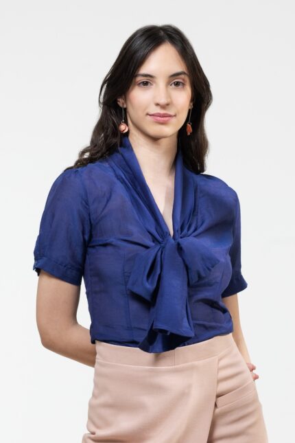 Plava TARA bluza, slikana spreda.