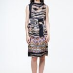 Crna, dezenirana UMA haljina od svile, slikana spreda.