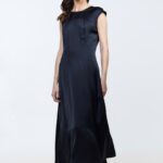 VITA haljina od crnog satena, slikana spreda.