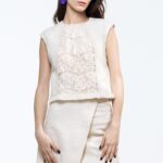 VIVA top od pamučnog buklea ekru boje, slikan spreda.