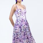 ZONA haljina u ljubičastom, cvetnom dezenu, slikana spreda.
