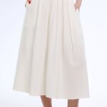 Model nosi suknju krem bele boje.