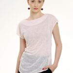 Model nosi bledo roze bluzu kratkih rukava.