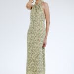 Model nosi dugu haljinu od žute čipke.