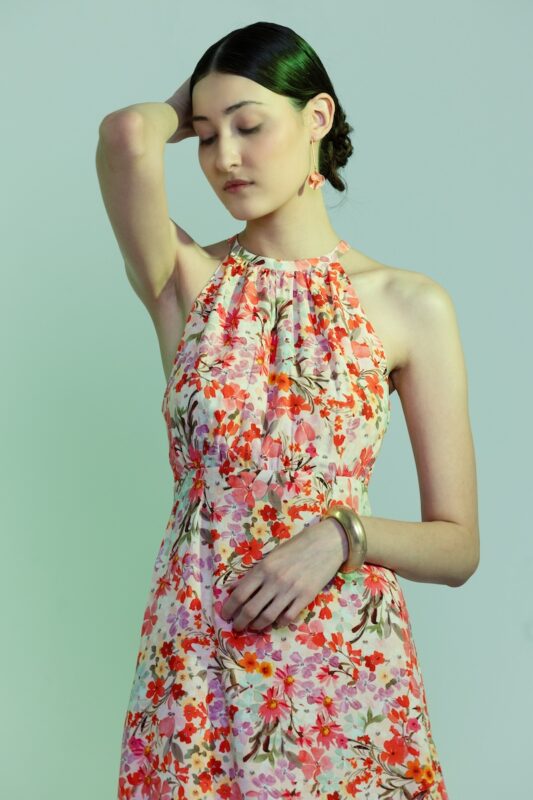 Model nosi dugu cvetnu haljinu be