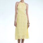Model nosi midi haljinu od žute čipke.