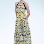 Model nosi dugu haljinu od dezeniranog pamuka bez rukava.