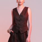 Model nosi set od prsluka i šortsa od braon lana.