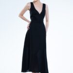 Model nosi midi crnu haljinu sa unakrsnim izrezom.