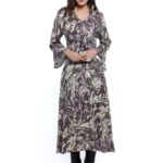 Devojka nosi dezeniranu midi haljinu sa dugim rukavima