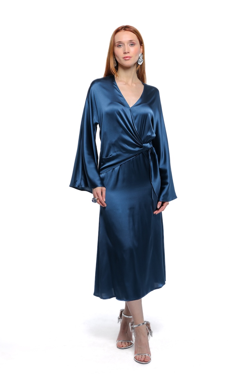 sara-haljina-teget-saten-prednja-strana